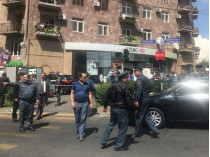 Полицейские перед отделением банка в Ереване