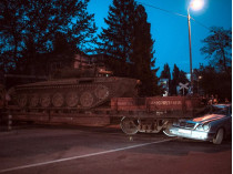 Необычное ДТП в Киеве: Mercedes попал под поезд и танк (видео)