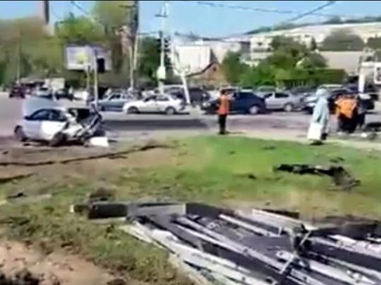 Страшное ДТП в Днепре: разбиты с десяток авто, есть погибишй и пострадавшие (видео)