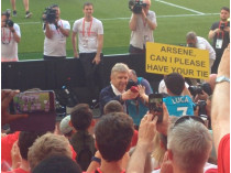 Арсен Венгер подарил на прощание свой галстук маленькому болельщику «Арсенала» (видео)