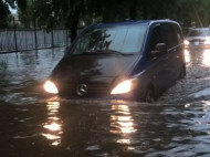 Наводнение в Черкассах: в ловушке оказались 10 автомобилей и маршрутка (фото, видео)
