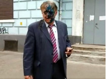 В Киеве облили зеленкой директора российского центра (видео)