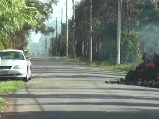 Появилось видео, как на Гавайях лава поглощает автомобиль