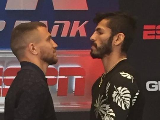 Признанный боксером года Ломаченко и Линарес провели дуэль взглядов перед супербоем (видео) 