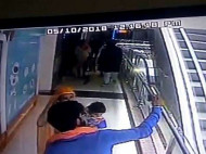 Смертельное селфи: мать уронила ребенка с высоты третьего этажа (видео 18+)