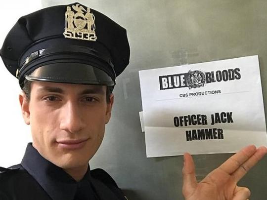 Джек Шлоссберг в роли полицейского