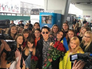 Фанаты встретили Melovin в аэропорту как победителя (видео)
