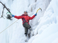 Безногий 70-летний китаец взобрался на Эверест с пятой попытки (фото)