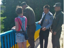 Нацгвардейцы уговорили беременную женщину не прыгать с моста (фото)