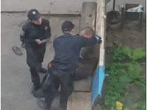 Издевательства полицейских над мужчиной в Сумах засняли на видео (видео)