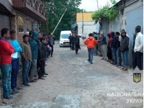 В хостеле Киева задержали почти 100 мигрантов (фото)