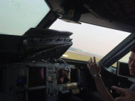 Китайский пилот, которого наполовину засосало в разбившийся иллюминатор, сумел посадить самолет (видео)
