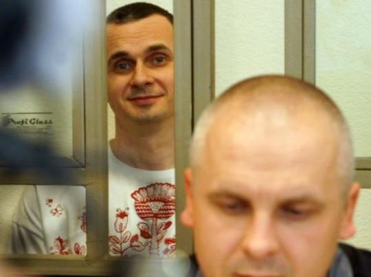 Российские тюремщики пригрозили Сенцову принудительным кормлением