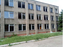 Жебривский показал фото обстрелянной боевиками школы в Светлодарске 