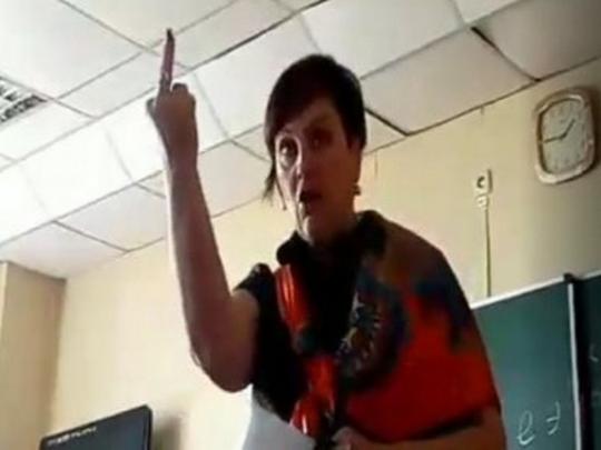 В Кременчуге уволили учительницу, показавшую классу средний палец