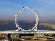 В Китае открылось крупнейшее в мире колесо обозрения без оси (фото)