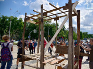 В центре Киева воссоздали хижину ромов