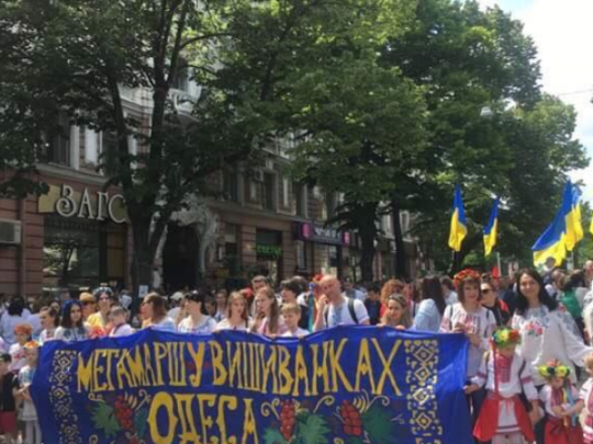 В Одессе сотни людей приняли участие в мегамарше в вышиванках