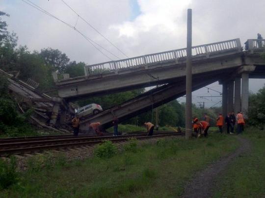 В сети сообщают о подрыве моста между Луганском и Красным Лучом (фото)