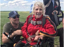 71-летняя украинка в инвалидной коляске прыгнула с парашютом