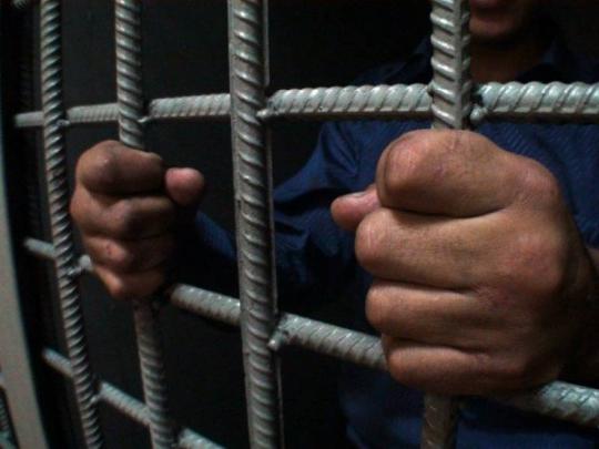 Заключенный, который хотел выйти на свободу раньше срока, пытался зарезать психолога колонии 