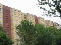 В Киеве трехлетний мальчик выпал из окна многоэтажки, облокотившись о москитную сетку
