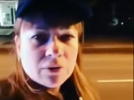 Патрульная, которая нахамила прохожему и врезалась в чужой автомобиль, продолжает работать в полиции (видео)
