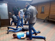 Грозили зарубить топором: под Киевом взяли банду «черных коллекторов» (фото)