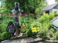 Вандалы разрушили памятник Вячеславу Черноволу и украли его бюст