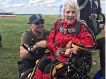 71-летняя «парашютистка»-колясочница