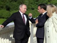 В сети высмеяли Путина, «доросшего» до Макрона