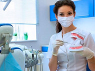 Стоматологи назвали 5 продуктов, легко заменяющих зубную пасту