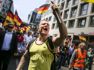 Берлин захлестнули массовые демонстрации праворадикалов и их противников (фото)