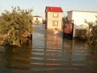 Шторм в Азовском море: популярный курорт ушел под воду (фото)