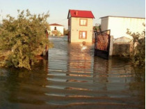 Шторм в Азовском море: популярный курорт ушел под воду (фото)