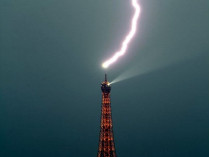 В Эйфелеву башню попала молния (фото, видео)
