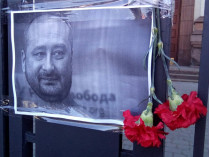 Убийство Бабченко: посольство РФ оклеили фотографиями погибшего (фото, видео)