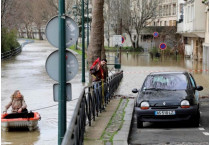 В Париже в результате сильных ливней улицы и метро ушли под воду 
