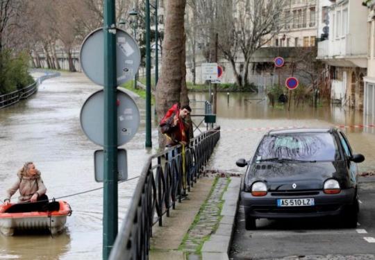 В Париже в результате сильных ливней улицы и метро ушли под воду 