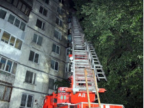 Ночью в столице горела многоэтажка: есть пострадавший (фото)