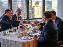 Госсекретарь США и эмиссар КНДР за стейком обсудили встречу лидеров двух стран
