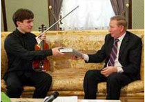 Экс-президент украины леонид кучма вручил победителю международного конкурса скрипачей назарию федюку шесть тысяч гривен