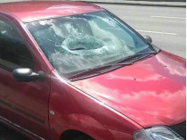 В Киеве упавший с моста кусок бетона оторвал руку водителю авто (фото)