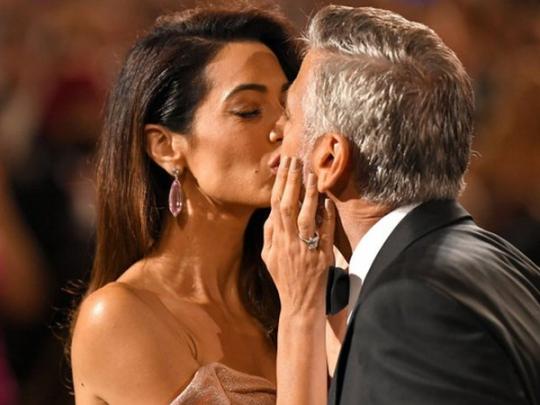 Амаль и Джордж Клуни целуются