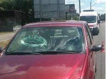 На авто в Киеве с моста упала каменная глыба (фото)