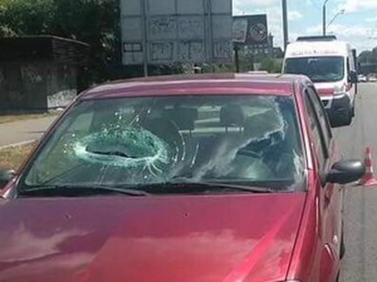 На авто в Киеве с моста упала каменная глыба (фото)