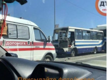 Под Киевом столкнулись автобус и два грузовика: есть пострадавшие