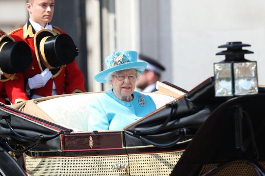 Королева в карете на параде