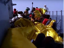 Италия закрывает порты для судов с беженцами