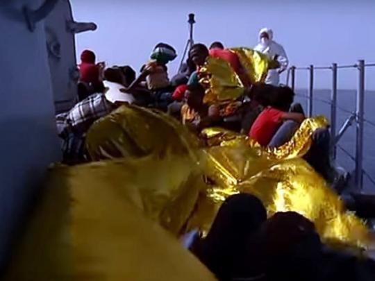 Италия закрывает порты для судов с беженцами